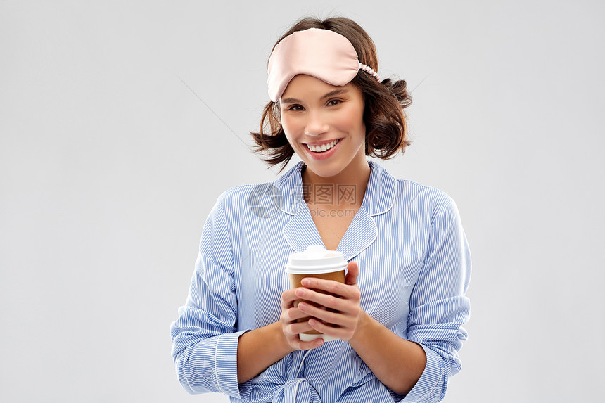 人们睡觉时间的快乐的轻女人睡衣眼罩与外卖纸杯咖啡灰色背景女人睡衣带咖啡杯的睡觉具图片