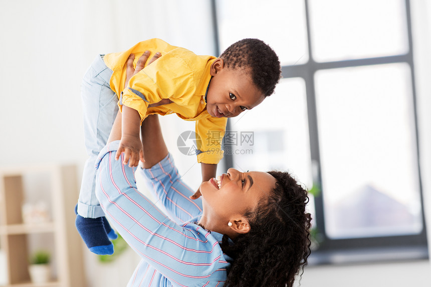 童,孩子人的快乐的非裔美国母亲她的小儿子家快乐的非裔美国母亲带着孩子家图片