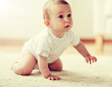 童,童人的小男孩女孩家里地板上爬行穿着尿布的小婴儿家里地板上爬行背景图片