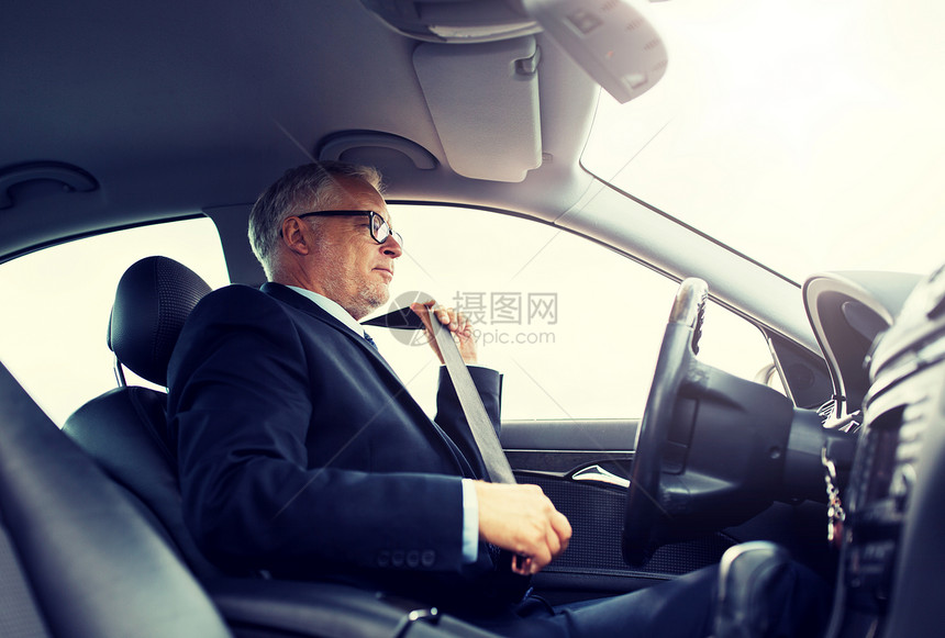 运输,商务旅行,安全人的高级商人开车前系好安全带高级商人系好汽车安全带图片