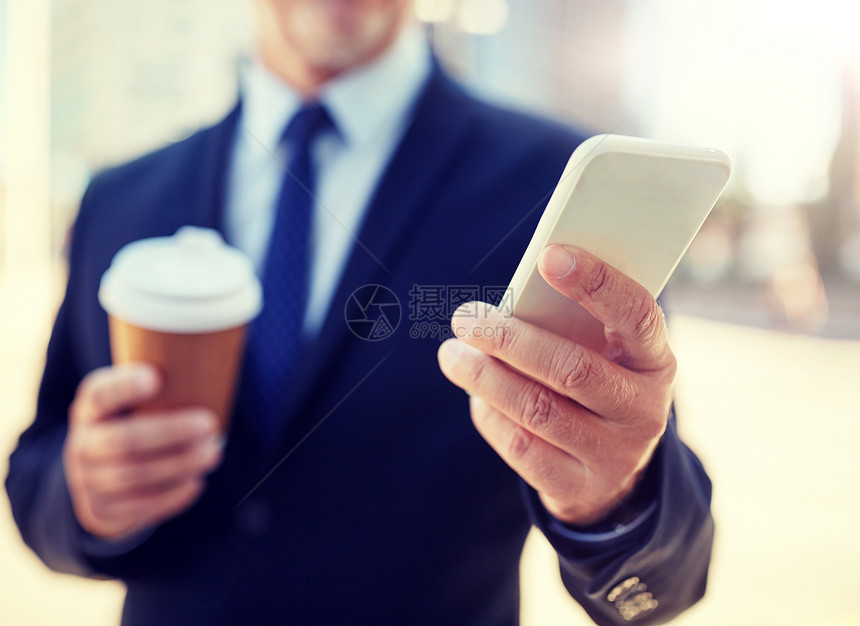 商业,热饮,休息人资深商人与智能手机喝咖啡次纸杯户外拥智能手机咖啡的高级商人图片