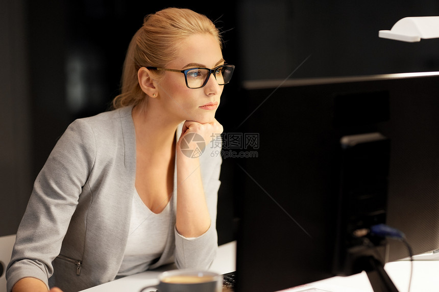 商业,截止日期技术女商人与电脑工作夜间办公室夜间办公室工作的电脑女商人图片