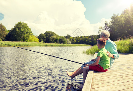周末钓鱼祖父孙子河边钓鱼背景