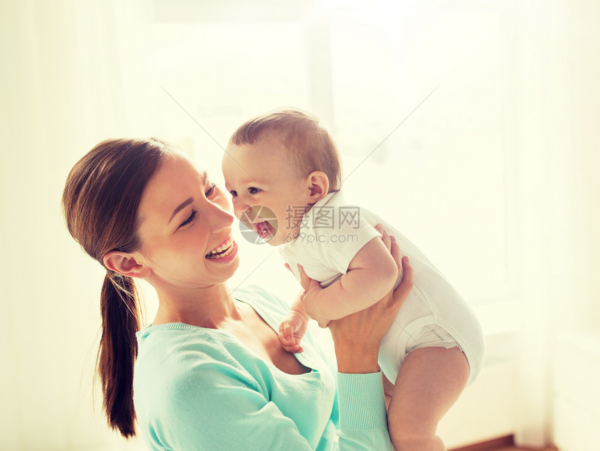 家庭,孩子父母的快乐的微笑轻母亲小婴儿家里快乐的轻妈妈小宝宝家图片