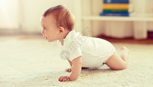 童,童人的小男孩女孩家里地板上爬行穿着尿布的小婴儿家里地板上爬行背景图片