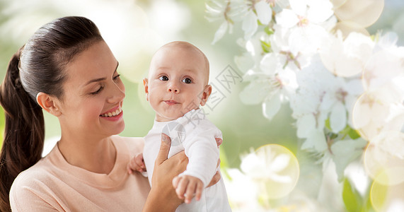 家庭,母亲人的快乐的母亲与小男孩自然春天樱花背景快乐的母亲小男孩图片