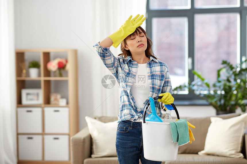 人,家务家务疲惫的亚洲妇女着装满清洁用品的桶家家里水桶清洁用品的疲惫的女人图片