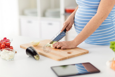 怀孕,烹饪食物健康饮食密切孕妇家里用菜刀切洋葱孕妇家烹饪食物图片