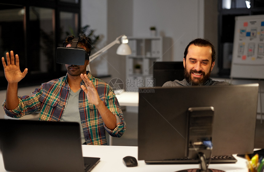 截止日期,增强现实技术创造的人与虚拟耳机3D眼镜办公室办公室虚拟现实耳机中的创意人图片