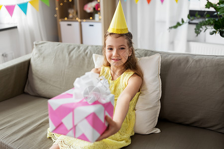童庆祝快乐的女孩与礼品盒聚会生日家里生日快乐的女孩家里礼品盒图片