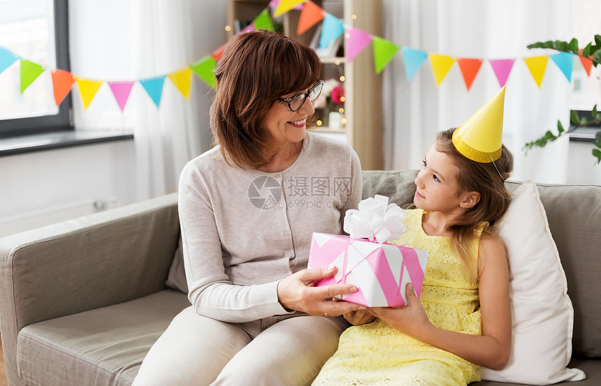家庭,问候庆祝快乐的祖母家里给她的孙女生日礼物祖母给孙女生日礼物图片