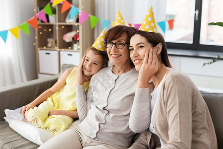 家庭世代庆祝生日聚会上微笑的母亲女儿祖母母亲女儿祖母生日聚会上图片