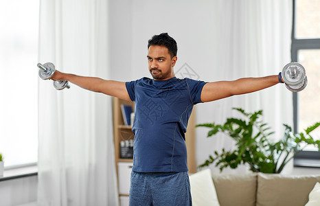 健身,运动,举重健美印度男子家里用哑铃锻炼印度男人家用哑铃锻炼图片