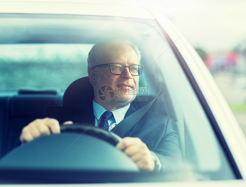 交通,商务旅行人的快乐的高级商人驾驶汽车快乐的高级商人开着车图片