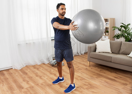 健身,运动健康的生活方式印度男子家里用球锻炼印度男人家用健身球锻炼图片