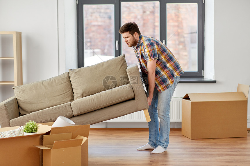 搬家,人房地产的男人拖沙发新家男人新家搬沙发图片