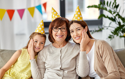 家庭世代庆祝生日聚会上微笑的母亲女儿祖母的肖像母亲女儿祖母生日聚会上图片