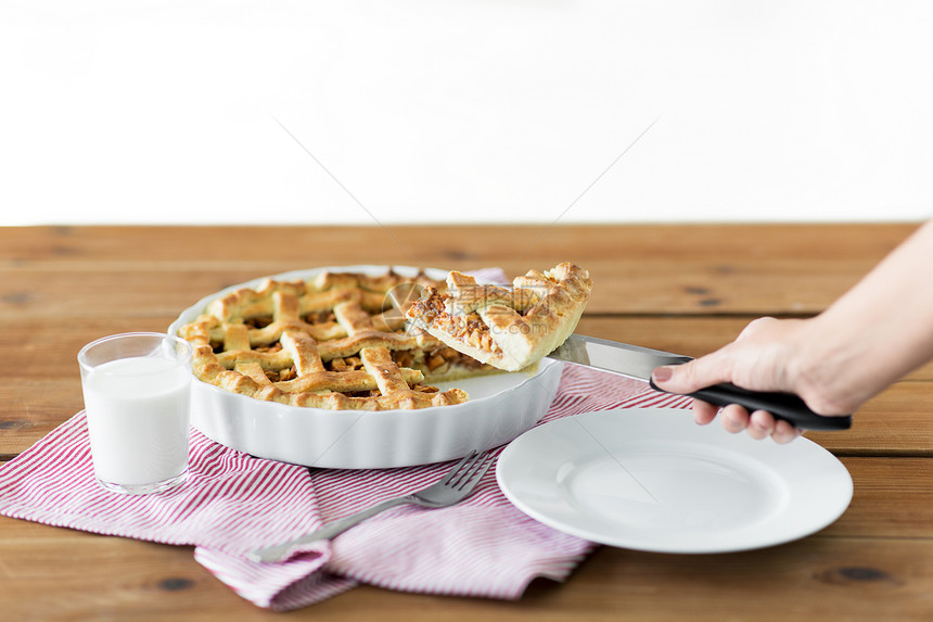 食物,烹饪烘焙的靠近手与块苹果派刀上用片苹果派刀上把手收来图片
