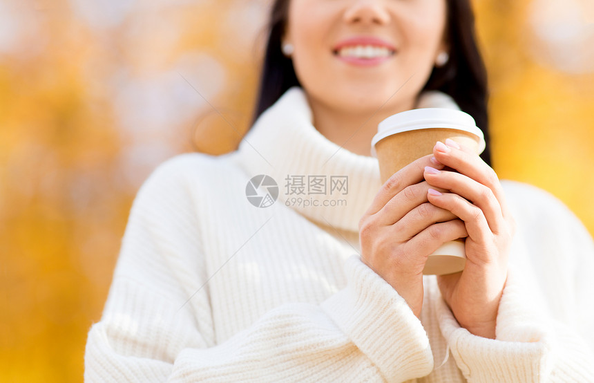 季节,热饮人们的接近快乐的轻女人喝外卖咖啡次纸杯秋季公园快乐的轻女人秋天的公园喝咖啡图片