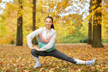 健身,运动,人健康的生活方式轻妇女伸展腿秋季公园轻的女人秋天的公园运动图片