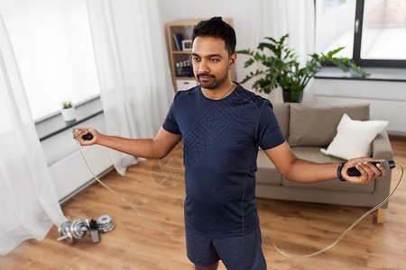 健身,运动,锻炼健康的生活方式印度男子跳绳家里印度男人家用跳绳锻炼图片