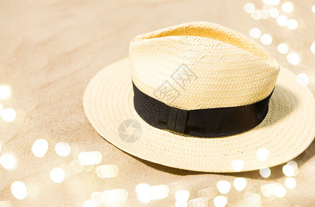 暑假假期海滩沙滩上的草帽海滩沙滩上的草帽图片
