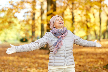 老退休季节快乐的老妇女户外享受美丽的秋天快乐的高级女人享受美丽的秋天图片
