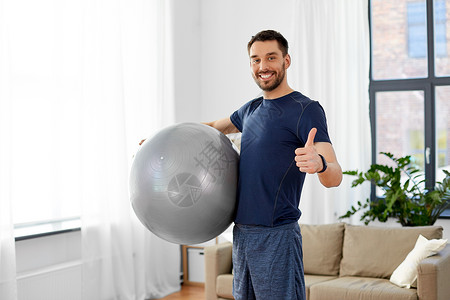 健身,运动健康的生活方式男人家用球锻炼男人家用健身球锻炼图片