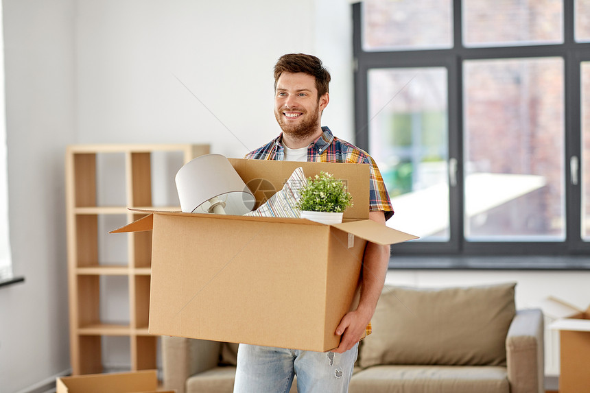 感动,人房地产的快乐的人新的家盒子带着盒子搬新家的快乐男人图片
