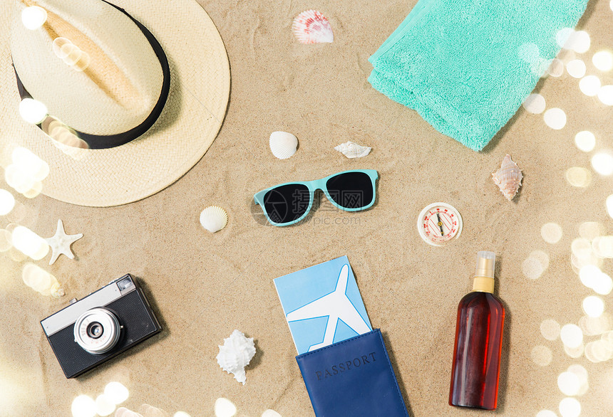 度假旅游旅游护照机票老式相机帽子海滩沙滩太阳镜海滩沙滩上的旅行票相机帽子图片