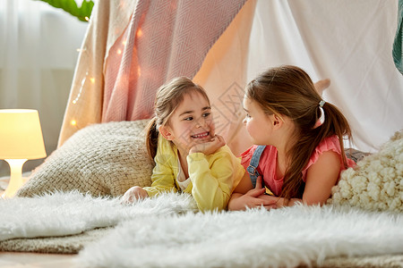 童,潮湿友谊的小女孩孩子帐篷帐篷家里说话小女孩家孩子们的帐篷里说话图片