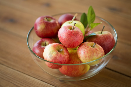 水果,食物收获的成熟的苹果璃碗木桌上熟苹果放木桌上的璃碗里图片