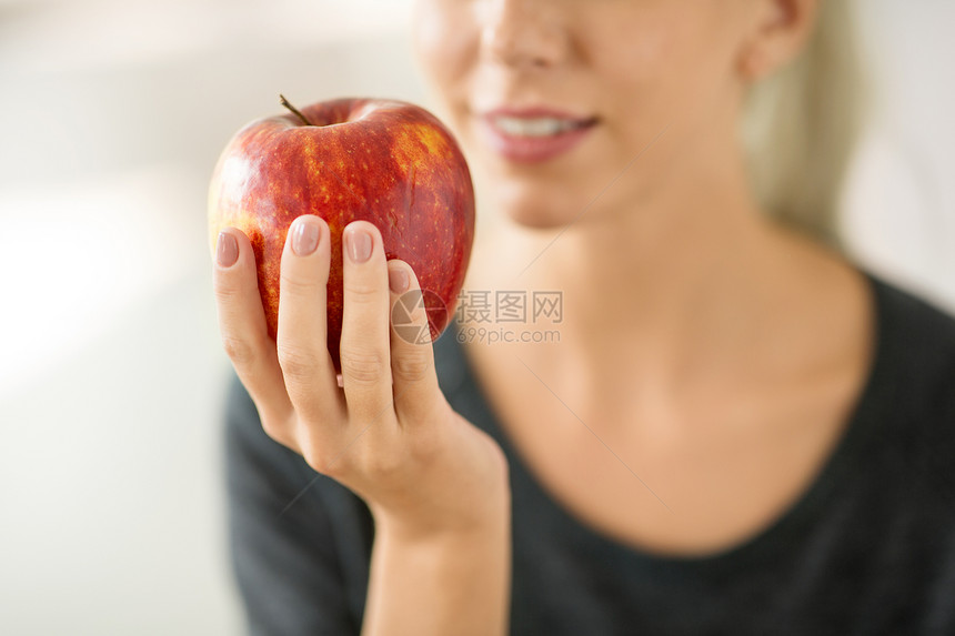 食物,饮食人的亲密的女人着成熟的红苹果紧紧抱着熟红苹果的女人图片