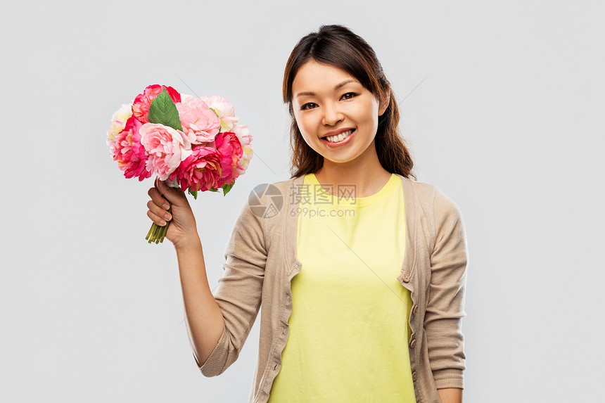 人民国际妇女日快乐的亚洲轻妇女与牡丹花灰色背景快乐的亚洲女人带着花图片