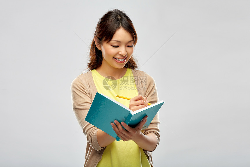教育,学校灵感微笑的亚洲学生创造的女人与日记铅笔灰色背景带日记铅笔的亚洲学生女人图片