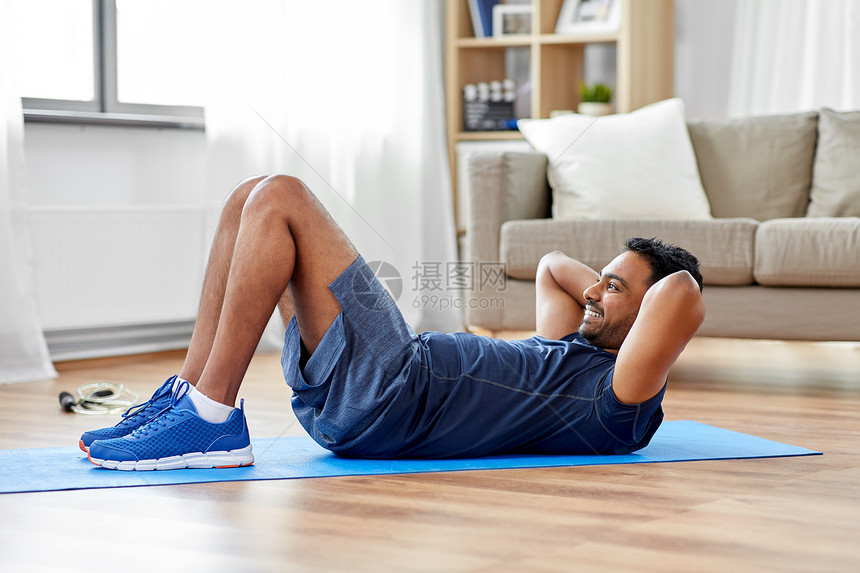 运动,健身健康的生活方式印度男子家腹部运动印度男人家腹部运动图片