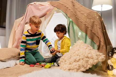 孩子们的帐篷里玩玩具高清图片