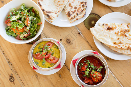 食物,南亚美食,烹饪烹饪印度餐厅餐桌上的各种菜肴印度餐厅桌子上的各种食物图片