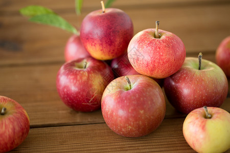 水果食物收获的木桌上成熟的红苹果木桌上成熟的红苹果图片