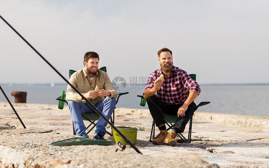 休闲人们的快乐的朋友海上码头钓鱼吃三明治快乐的朋友钓鱼吃三明治图片