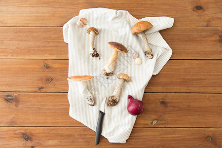 烹饪收获同的食用蘑菇,菜刀毛巾木桌上食用蘑菇,菜刀毛巾图片