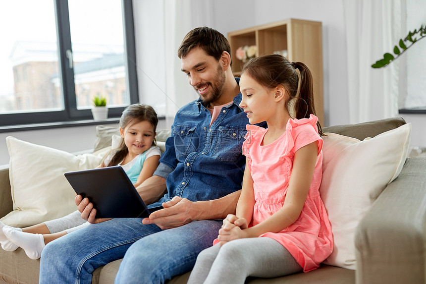 家庭,休闲人的快乐的父亲女儿与平板电脑电脑家里快乐的父亲女儿家里用平板电脑图片
