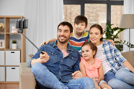 家人用智能手机拍照幸福的家庭家里自拍高清图片
