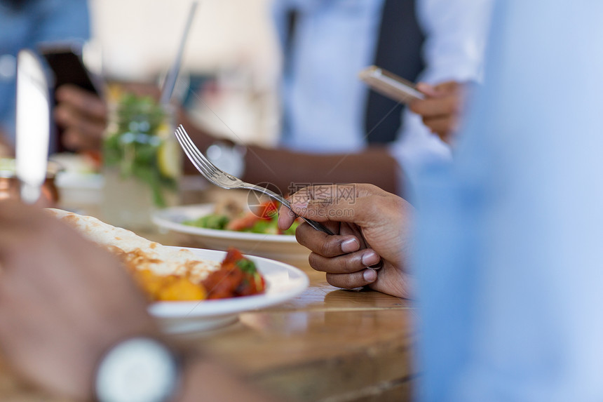 休闲,食物人的接近非裔美国人与朋友餐厅吃饭非洲男人朋友餐馆吃饭图片
