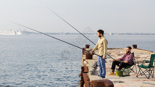 钓鱼时间素材休闲人的男朋友与钓鱼竿码头海上海上码头钓竿的男朋友背景