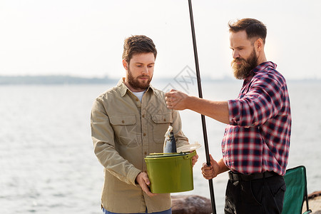 休闲人的男朋友与鱼钓鱼竿码头海上码头上鱼鱼竿的男朋友图片