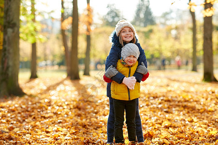 童,季节家庭快乐的孩子拥抱秋天的公园快乐的孩子秋天的公园拥抱图片