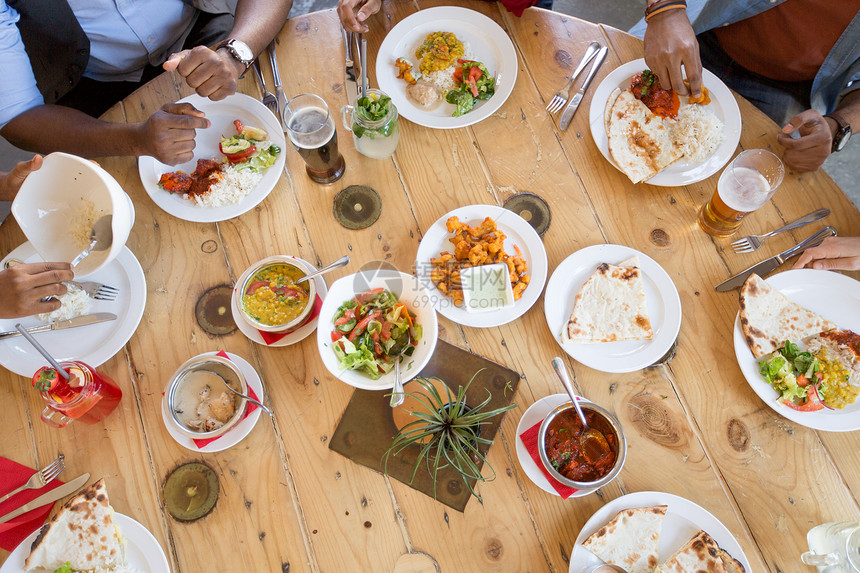 休闲,食物人的群快乐的非裔美国人朋友餐厅吃饭非裔美国朋友餐馆吃饭图片