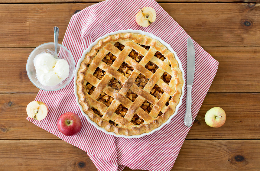 食物,烹饪烘焙苹果派与冰淇淋木桌上木制桌子上冰淇淋的苹果派图片