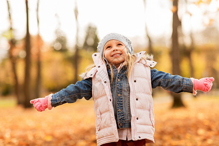 童,季节人的快乐的小女孩秋天公园秋天公园的快乐女孩图片
